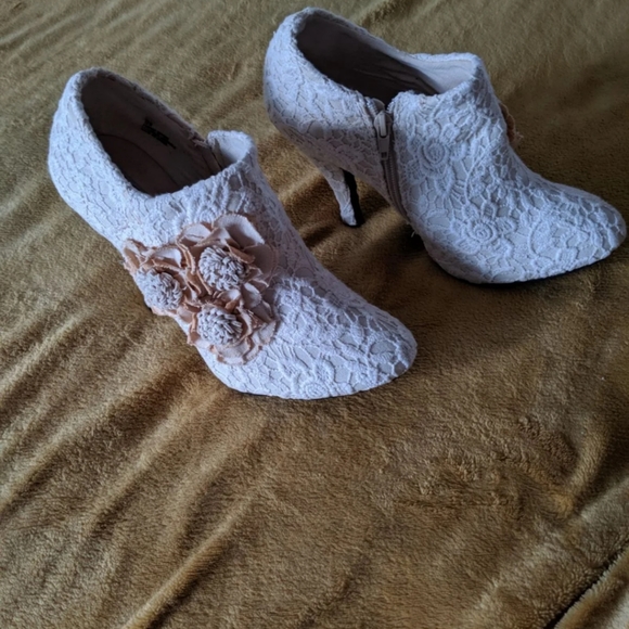 Ladies cream lace shoe booties - Picture 1 of 6